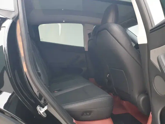 Tesla Model Y — Фото автомобиля 19
