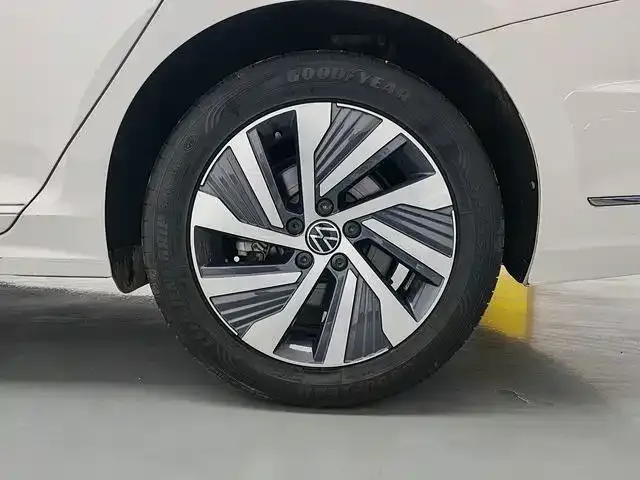 Volkswagen Passat — Фото автомобиля 14