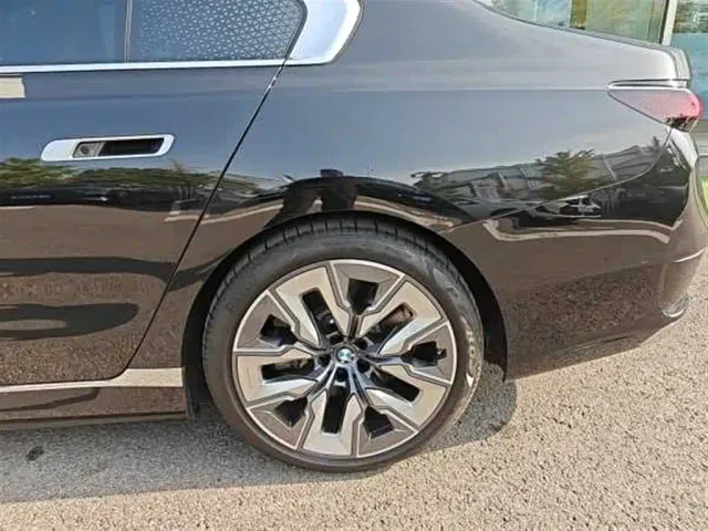 BMW i7 — Фото автомобиля 13