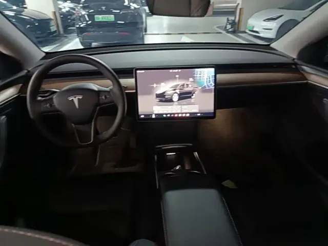 Tesla Model Y — Фото автомобиля 9