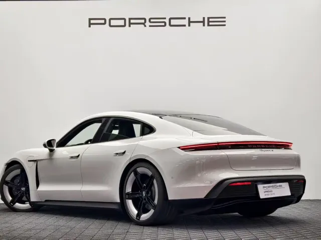 Porsche Taycan — Фото автомобиля 5