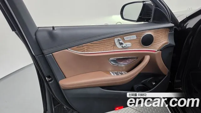 Mercedes-Benz E-Class — Фото автомобиля 21