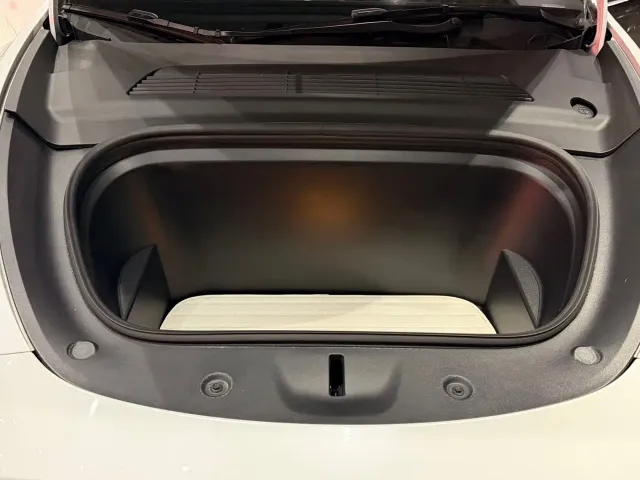 Tesla Model Y — Фото автомобиля 11