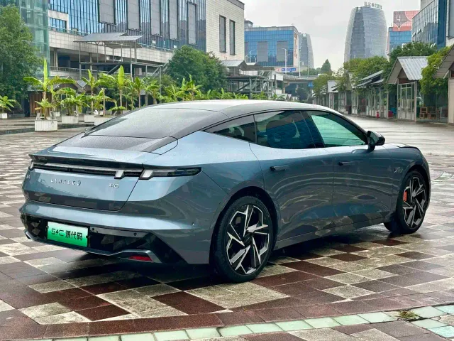 Lynk & Co Z10 — Фото автомобиля 18