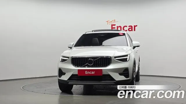 Вольво XC40 B4 Ultimate Bright — Фото автомобиля 3