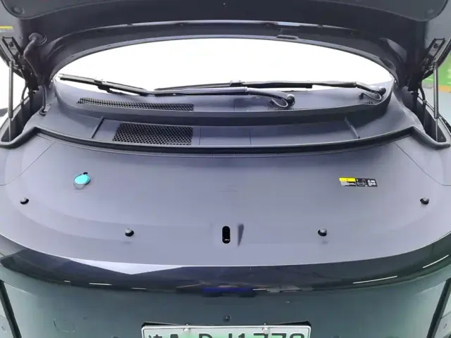 Li Auto i8 — Фото автомобиля 10