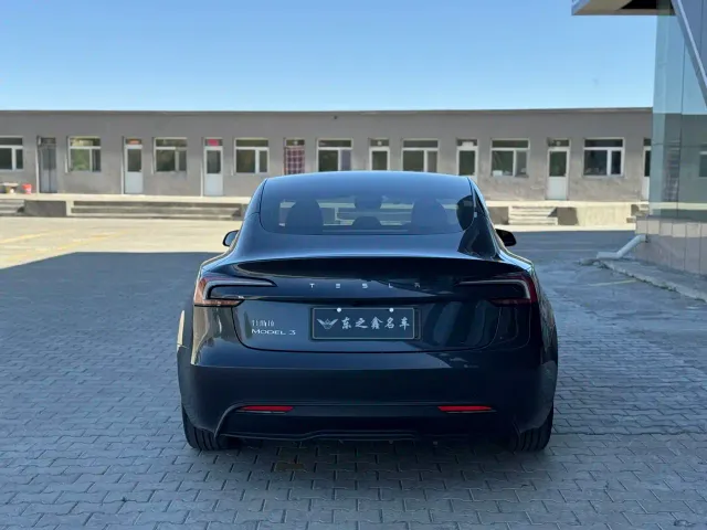 Tesla Model 3 — Фото автомобиля 7