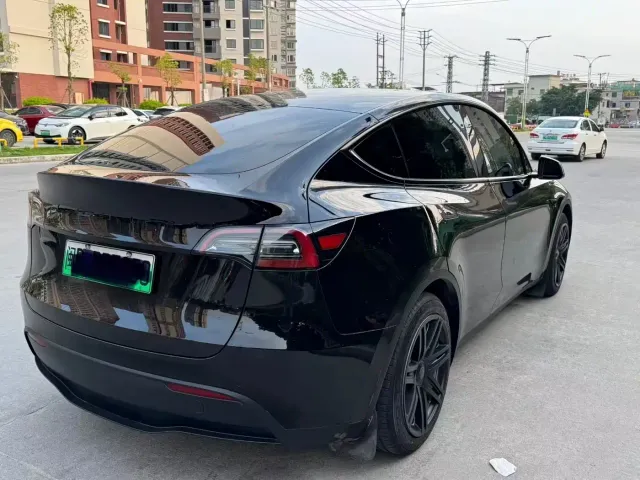 Tesla Model Y — Фото автомобиля 9