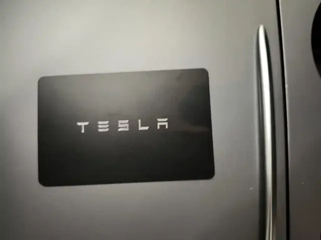 Tesla Model Y — Фото автомобиля 8