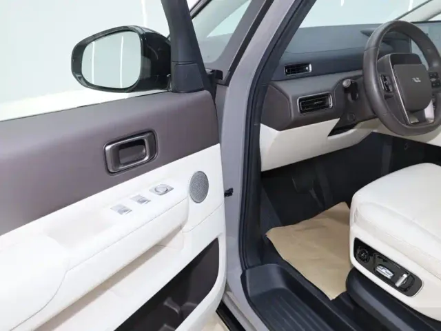 Li Auto MEGA — Фото автомобиля 20