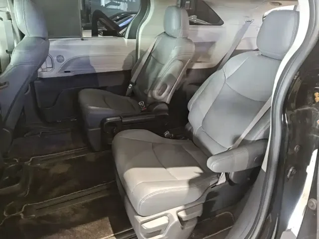 Toyota Sienna — Фото автомобиля 16