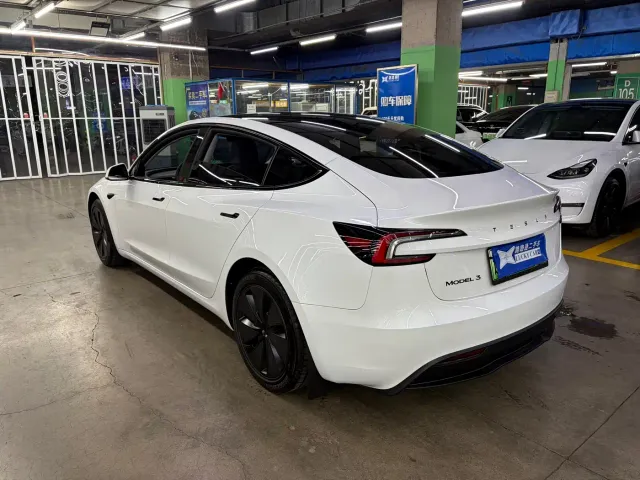 Tesla Model 3 — Фото автомобиля 6