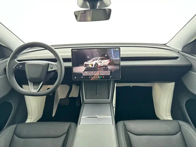 Tesla Model Y — Фото автомобиля 13