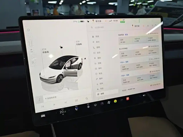 Tesla Model 3 — Фото автомобиля 11