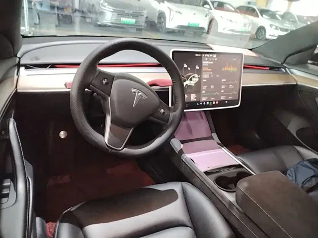 Tesla Model 3 — Фото автомобиля 9