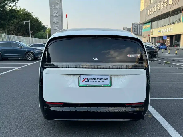Li Auto MEGA — Фото автомобиля 12