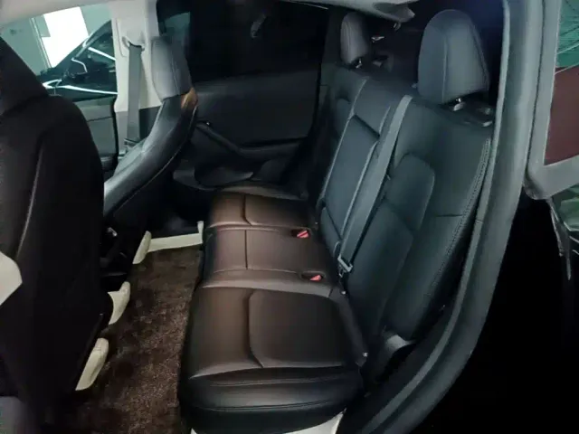 Tesla Model Y — Фото автомобиля 16
