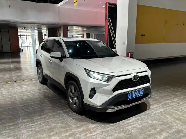 Toyota RAV4 — Фото автомобиля 3