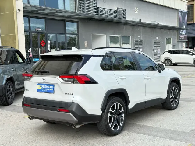 Toyota RAV4 — Фото автомобиля 6
