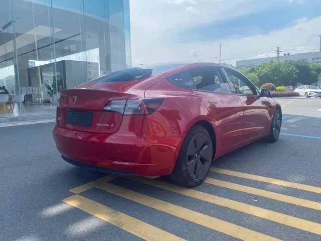 Tesla Model 3 — Фото автомобиля 5