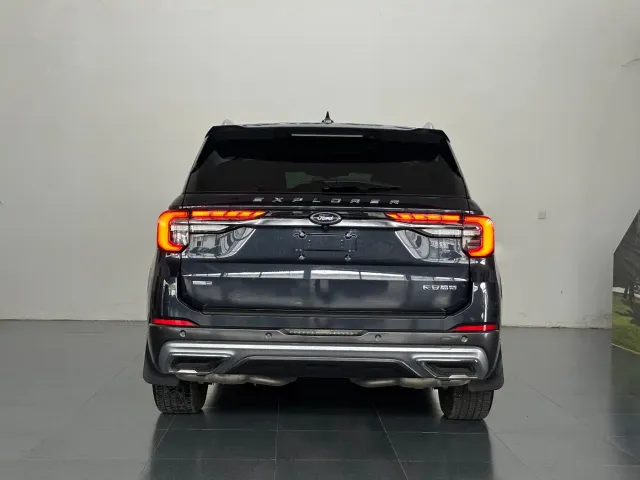 Ford Explorer — Фото автомобиля 5
