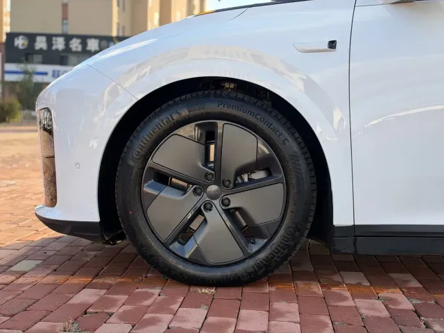 Li Auto i8 — Фото автомобиля 16