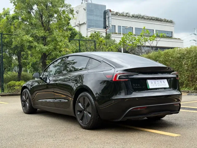 Tesla Model 3 — Фото автомобиля 9