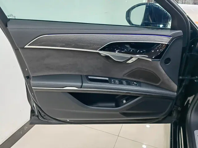 Audi A8 — Фото автомобиля 14