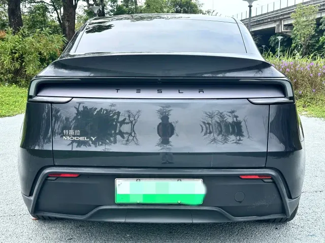 Tesla Model Y — Фото автомобиля 5
