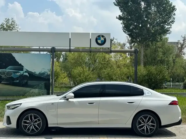 BMW i5 — Фото автомобиля 3