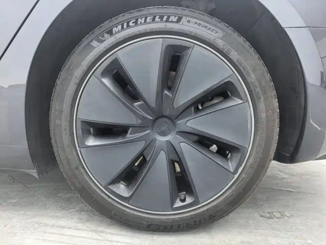 Tesla Model 3 — Фото автомобиля 10