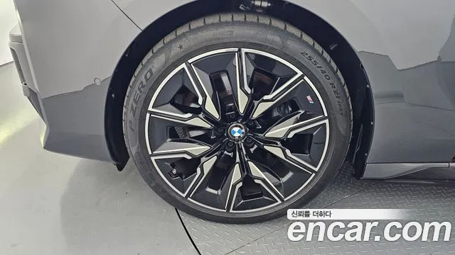 BMW i7 — Фото автомобиля 4