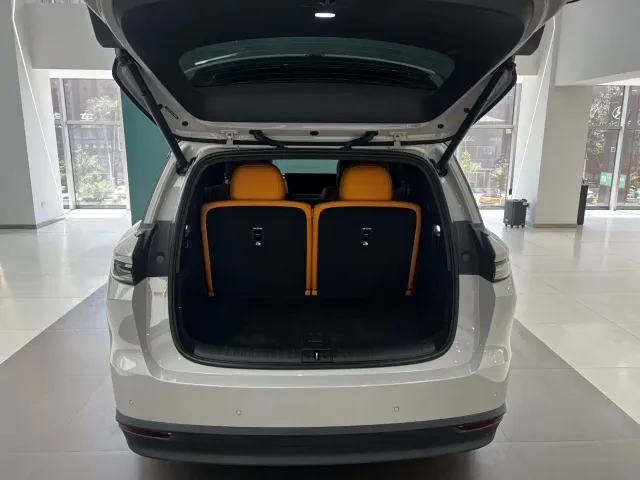 Li Auto i8 — Фото автомобиля 8