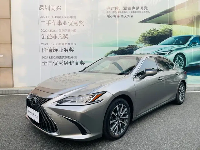 Фотография автомобиля — Lexus ES
