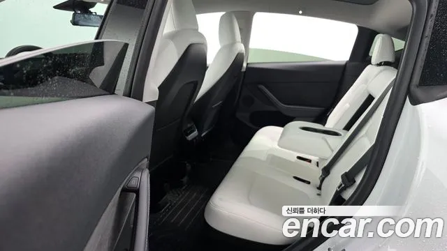 Tesla Model Y — Фото автомобиля 11
