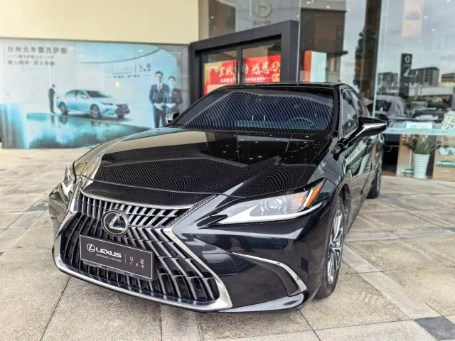 Фотография автомобиля — Lexus ES
