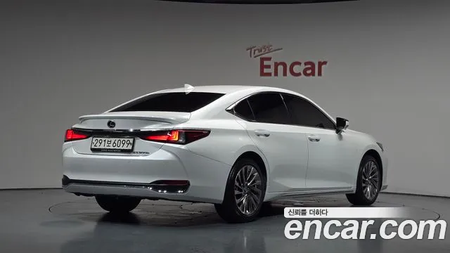 Фотография автомобиля — Lexus ES Generation 7