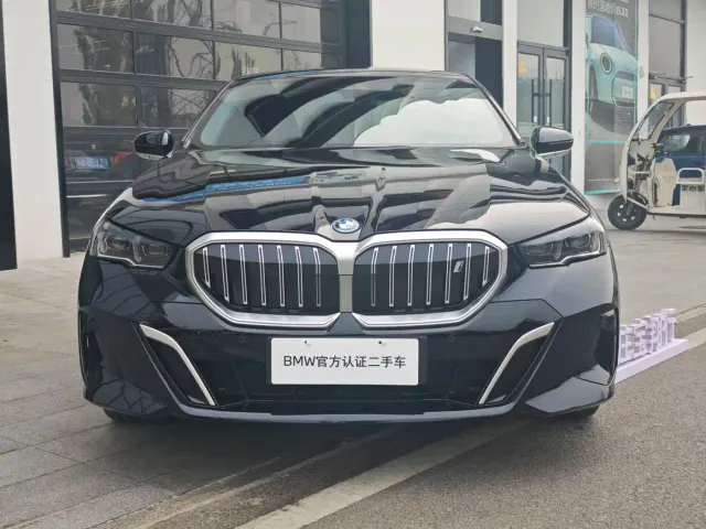 BMW i5 — Фото автомобиля 2