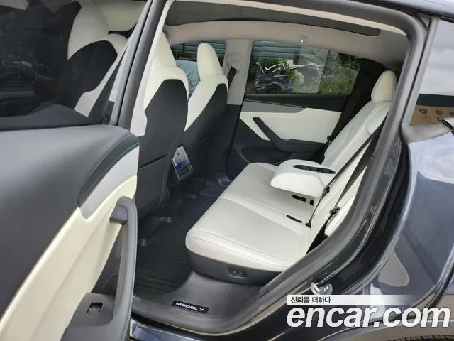 Tesla Model Y — Фото автомобиля 8