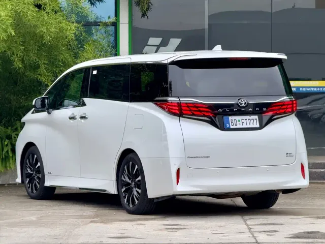Toyota Alphard — Фото автомобиля 4