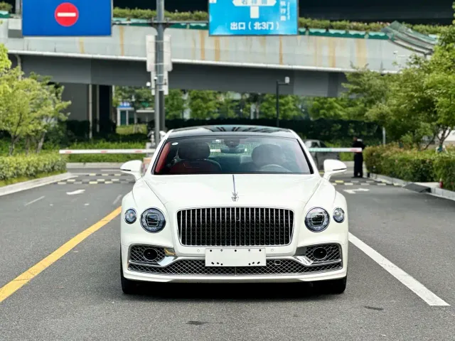 Bentley Flying Spur — Фото автомобиля 3