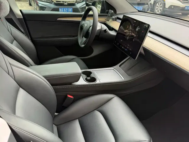Tesla Model Y — Фото автомобиля 5