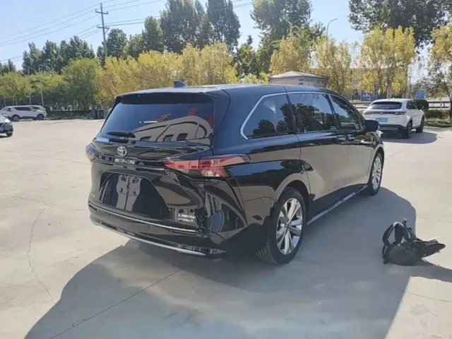 Toyota Sienna — Фото автомобиля 6