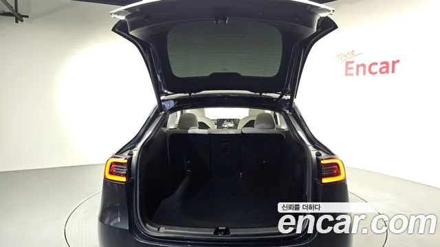 Tesla Model Y — Фото автомобиля 14