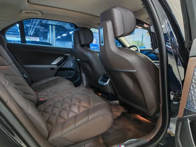 BMW 7 Series — Фото автомобиля 13