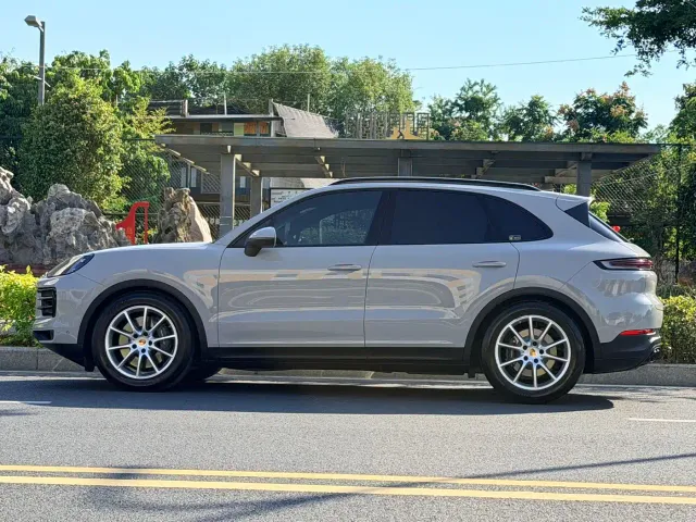Porsche Cayenne — Фото автомобиля 10