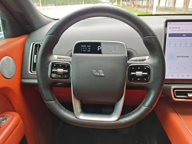 Li Auto L8 — Фото автомобиля 10