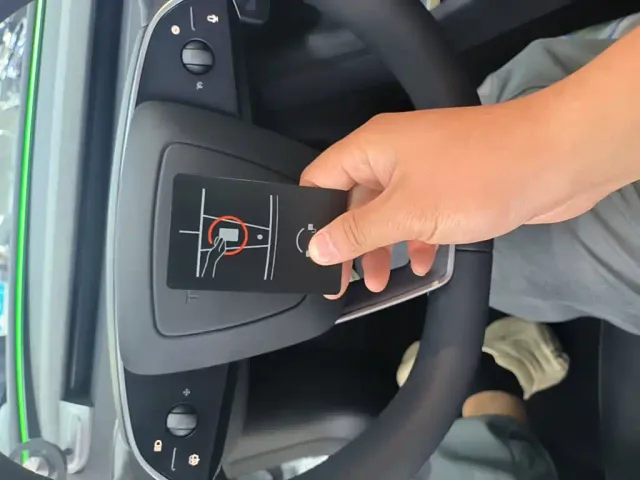 Tesla Model 3 — Фото автомобиля 8