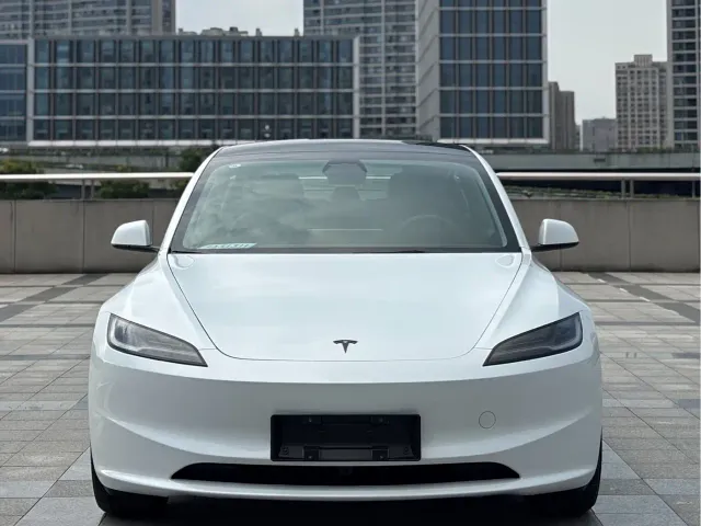 Tesla Model 3 — Фото автомобиля 3