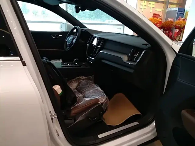 Volvo XC60 — Фото автомобиля 24